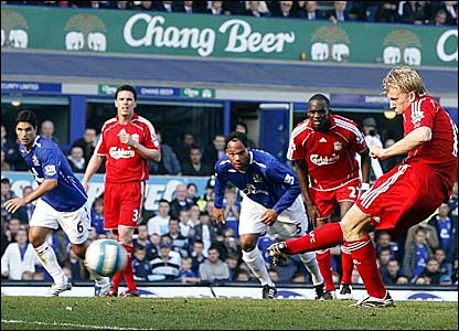 Dirk Kuyt scores against Everton