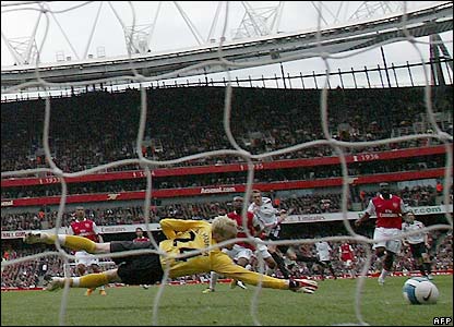 Crouch scores against Arsenal