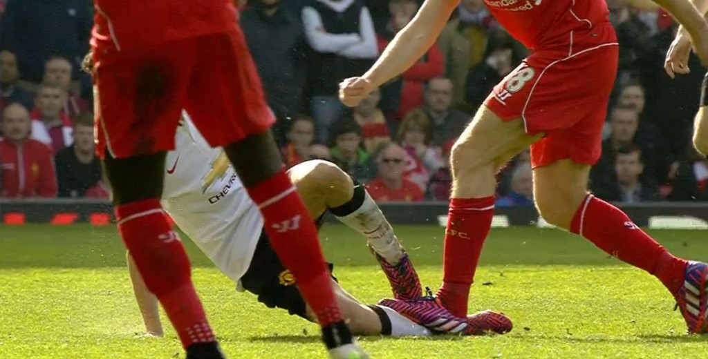 Gerrard given red card in his final Liverpool - United game