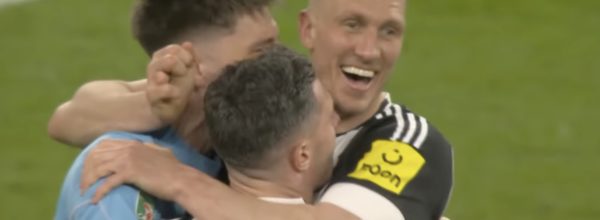 Dan Burn celebrates Newcastle 2-1 Liverpool in the League Cup final
