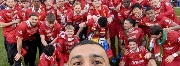 Salah takes a selfie of the 2024/25 LFC champions team